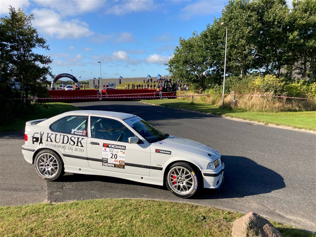 Mads Kudsk stiller til start i en BMW E 36 323 TI. Mads Kudsk stiller op for en af de arrangerende klubber, Lemvig og Omegns Motor Sport, men er bosiddende i Vinderup, så han vil helt sikkert gerne gentage den klassesejr han kørte hjem sidste år.